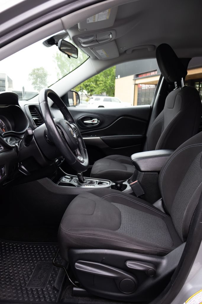 Used 2019 Jeep Cherokee Latitude w/ Cold Weather Group FWD image 15