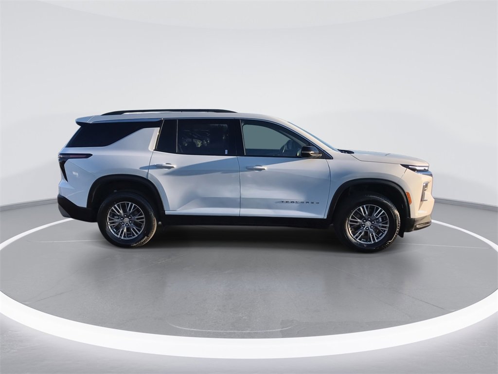 Used 2025 Chevrolet Traverse LT image 9