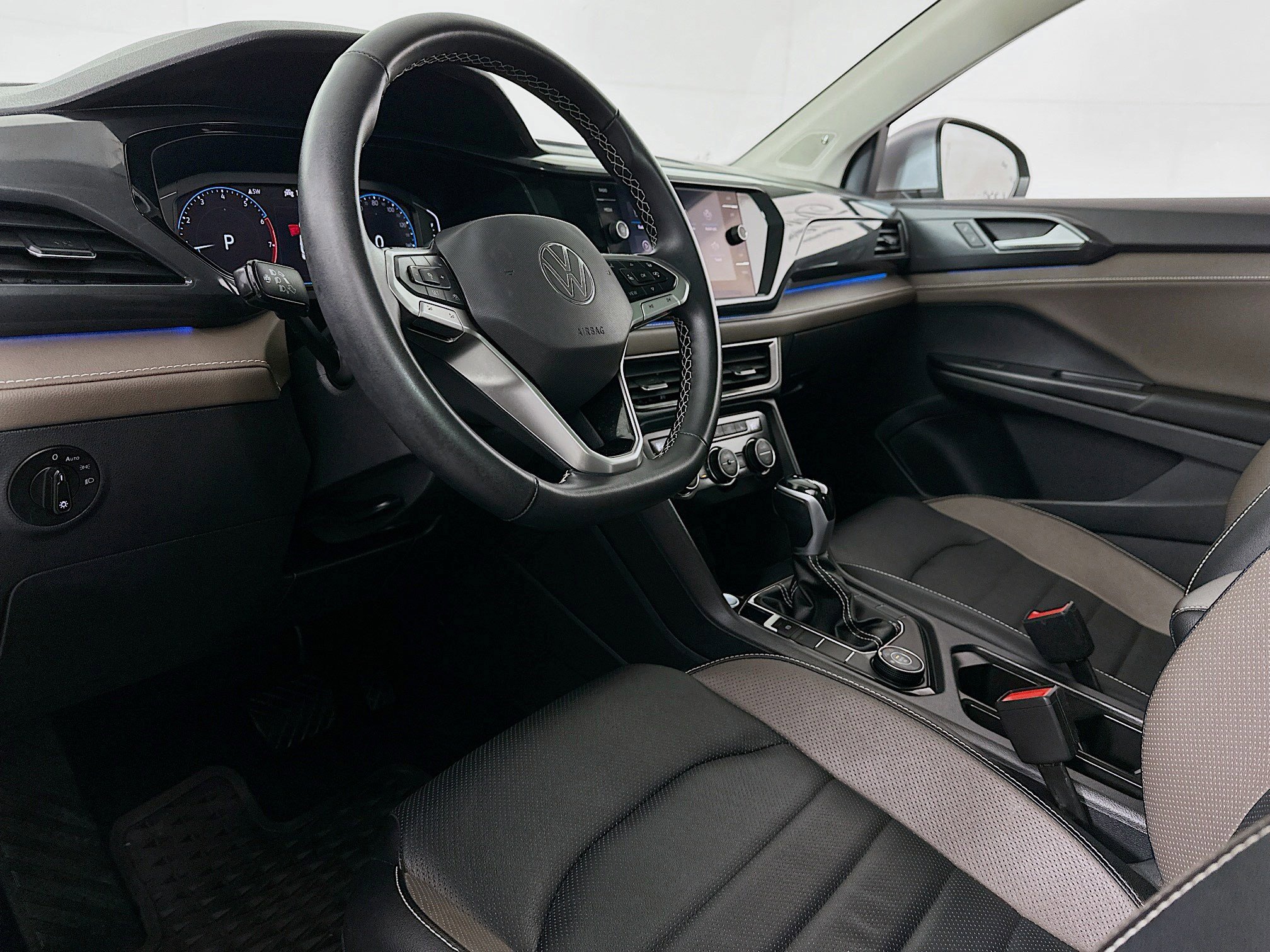 Used 2022 Volkswagen Taos SEL w/ Panoramic Sunroof Package image 7