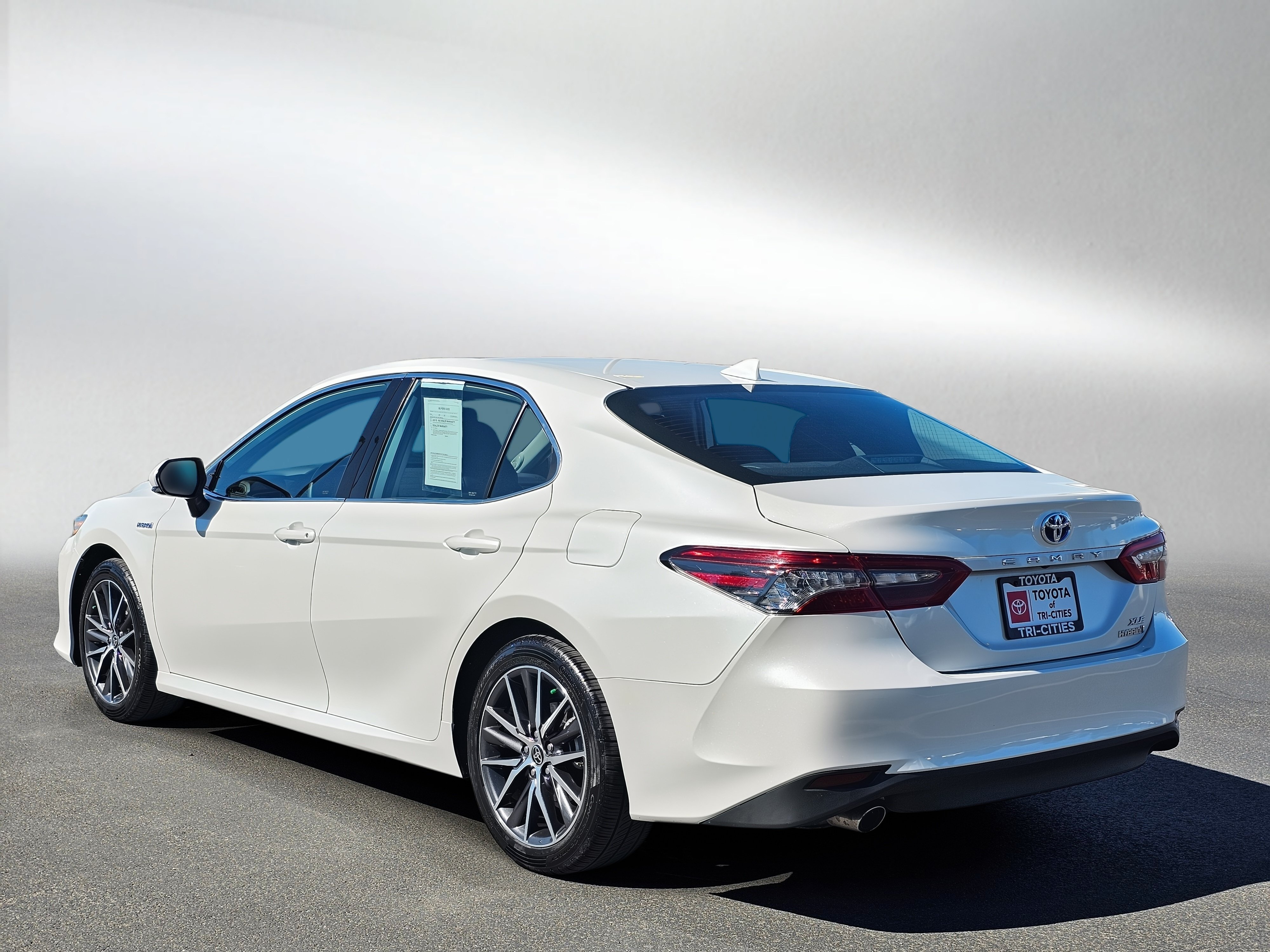 Used 2021 Toyota Camry XLE w/ Navigation Upgrade Package FWD image 3