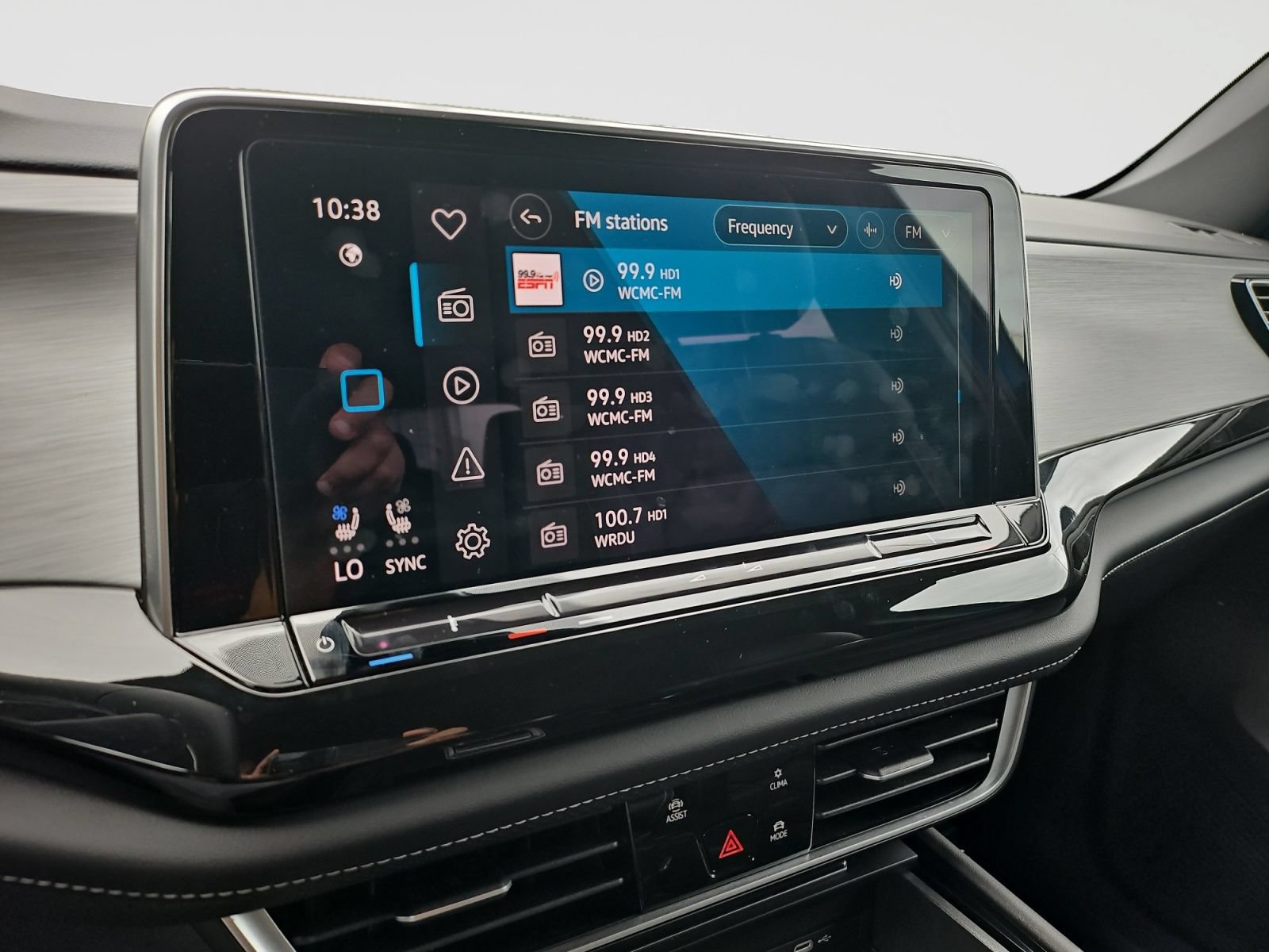 Used 2025 Volkswagen Atlas Cross Sport SE FWD image 25
