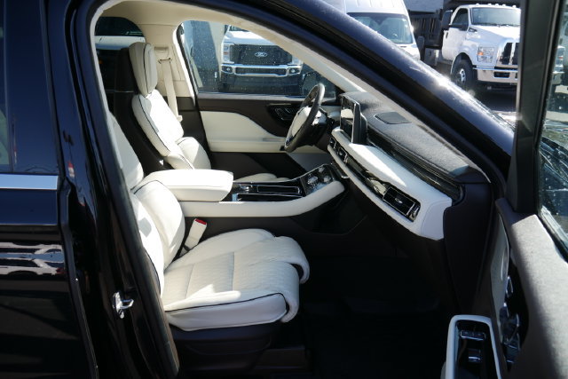 Used 2023 Lincoln Aviator Black Label w/ Dynamic Handling Package AWD/4WD image 29