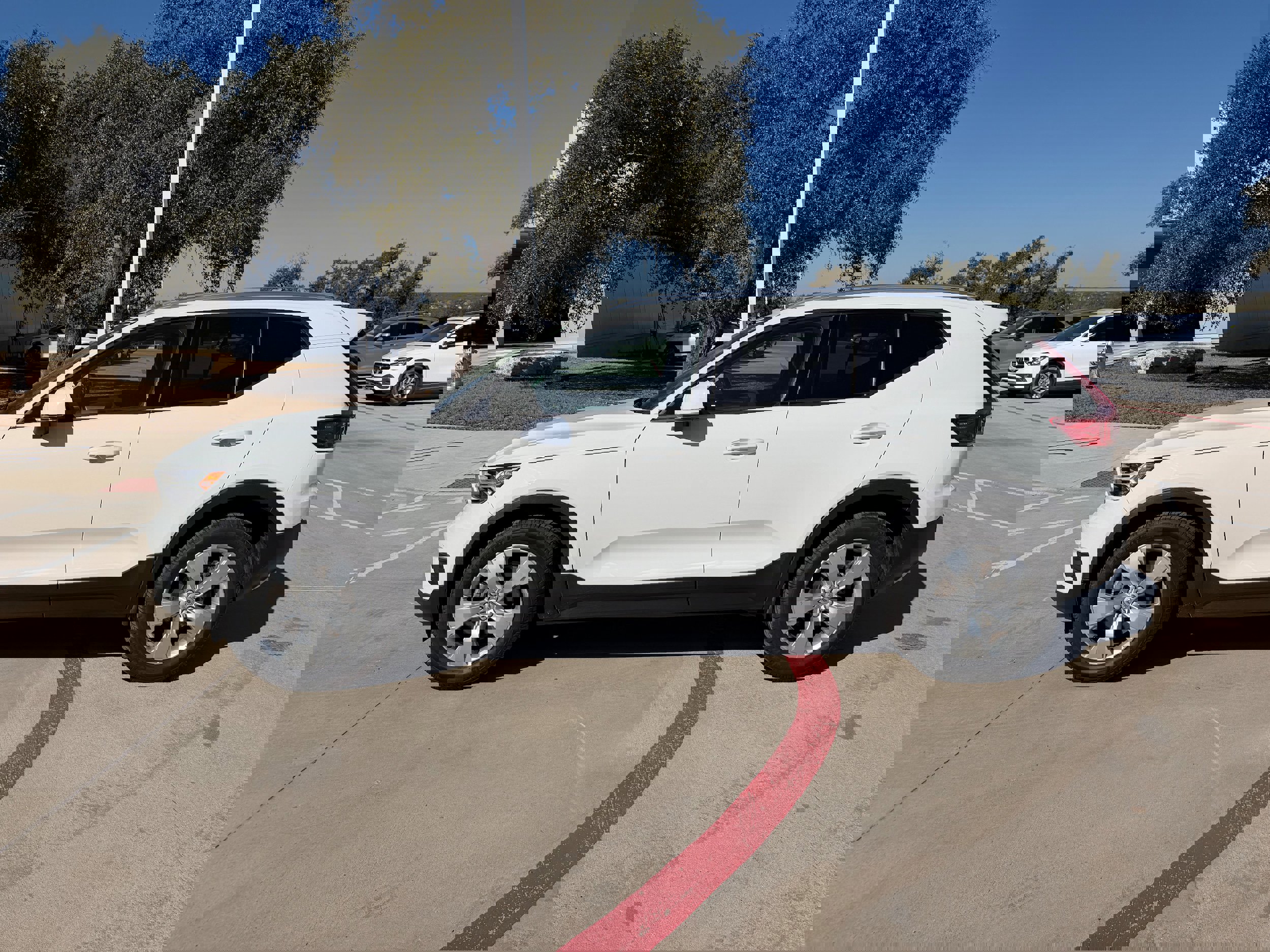 Used 2020 Volvo XC40 T4 Momentum image 3