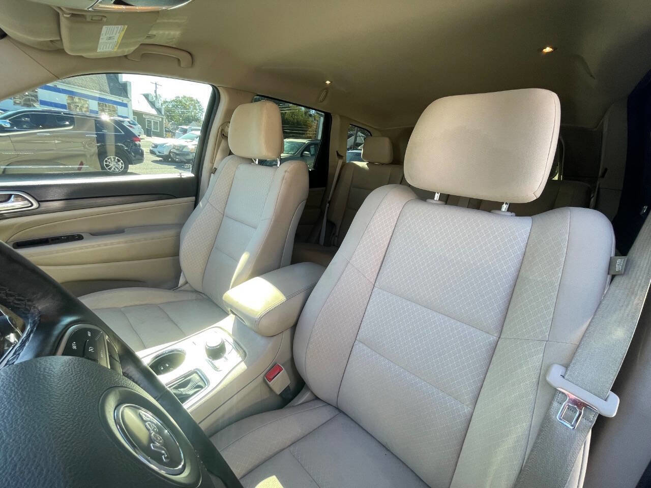 Used 2019 Jeep Grand Cherokee Laredo image 12