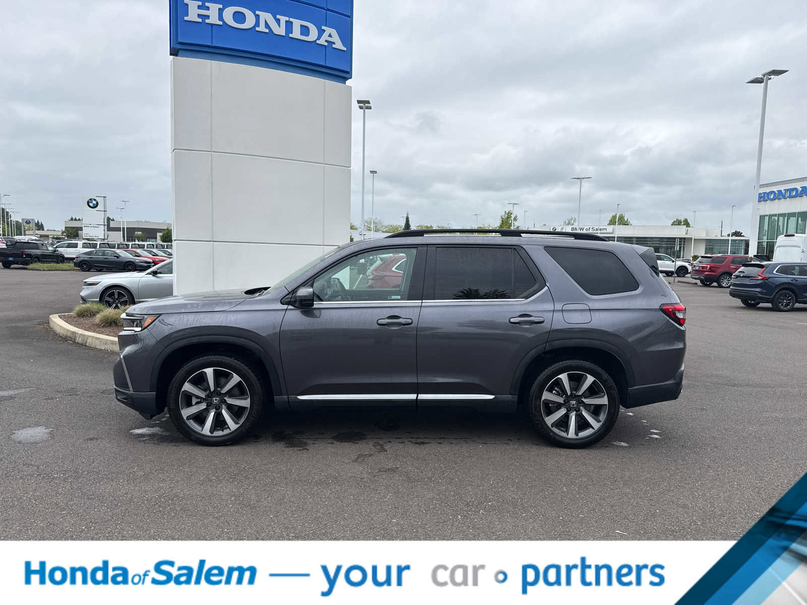 Used 2025 Honda Pilot Touring image 3