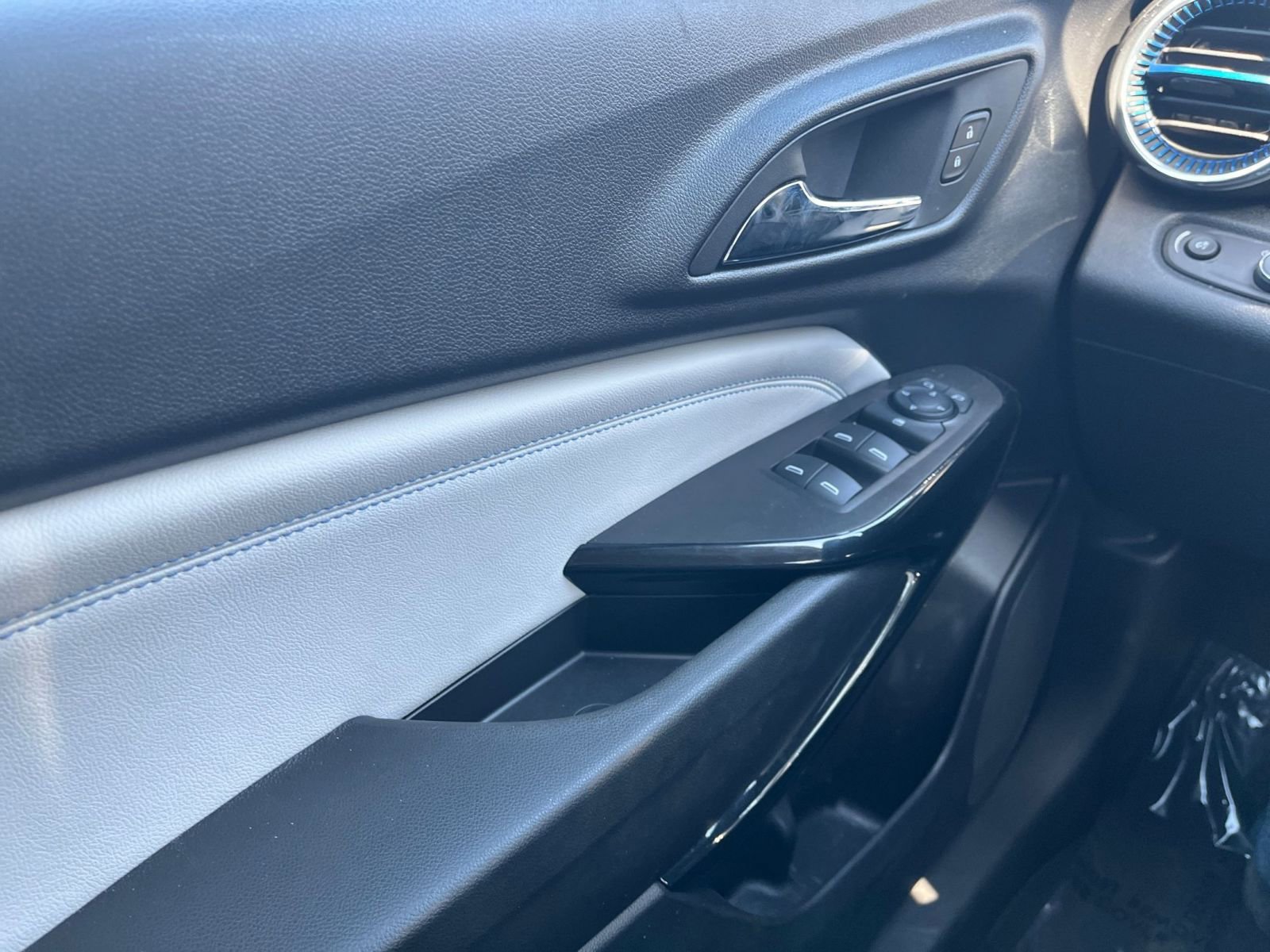 Used 2025 Chevrolet Trax LT w/ LT Convenience Package image 18