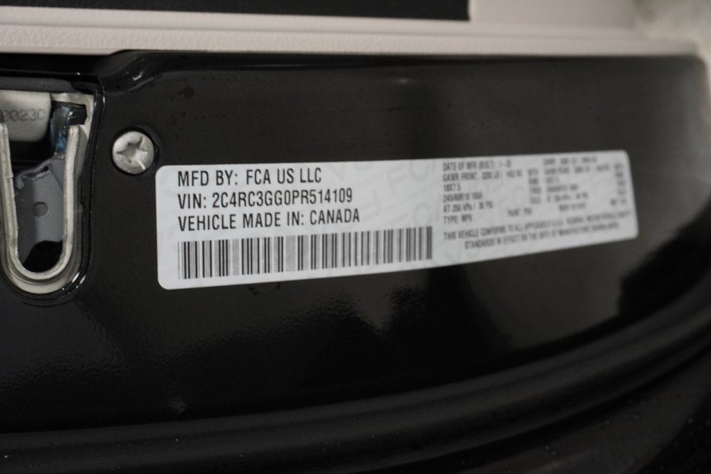 New 2023 Chrysler Pacifica Limited w/ Uconnect Theater Family Group image 40