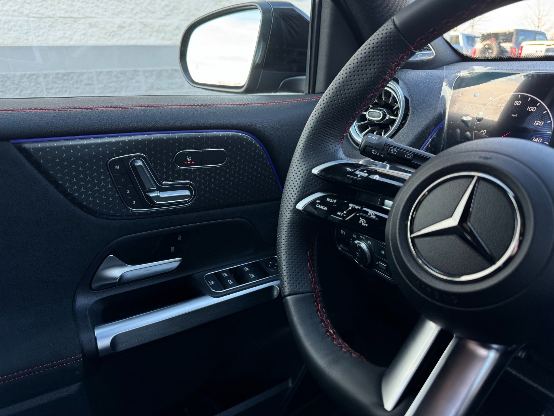 Used 2025 Mercedes-Benz GLB 250 w/ AMG Night Package image 31