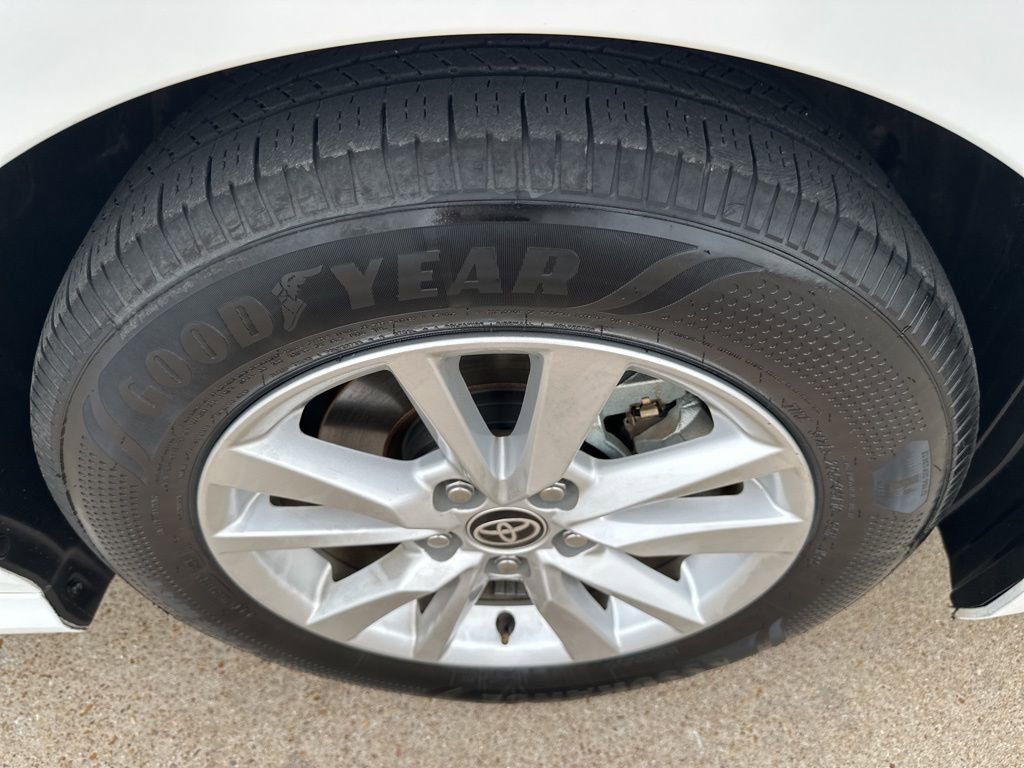 Used 2025 Toyota Camry LE w/ Convenience Package image 18