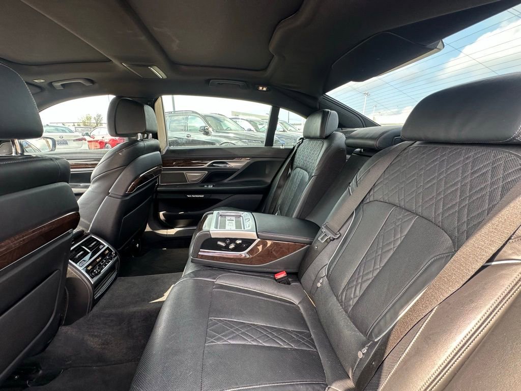 Used 2017 BMW 740i image 8