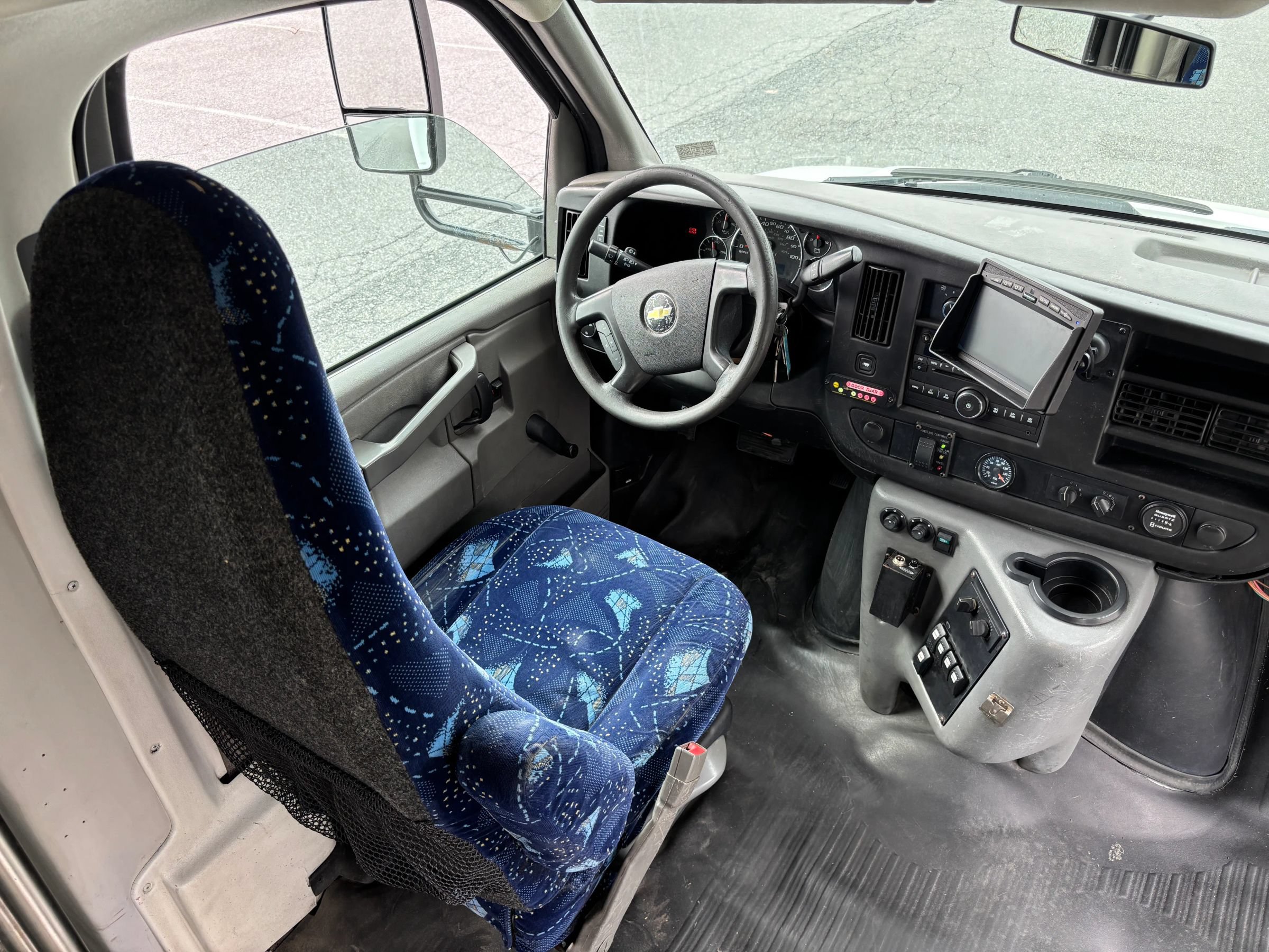 Used 2015 Chevrolet Express 4500 w/ Shuttle Bus Package RWD image 29