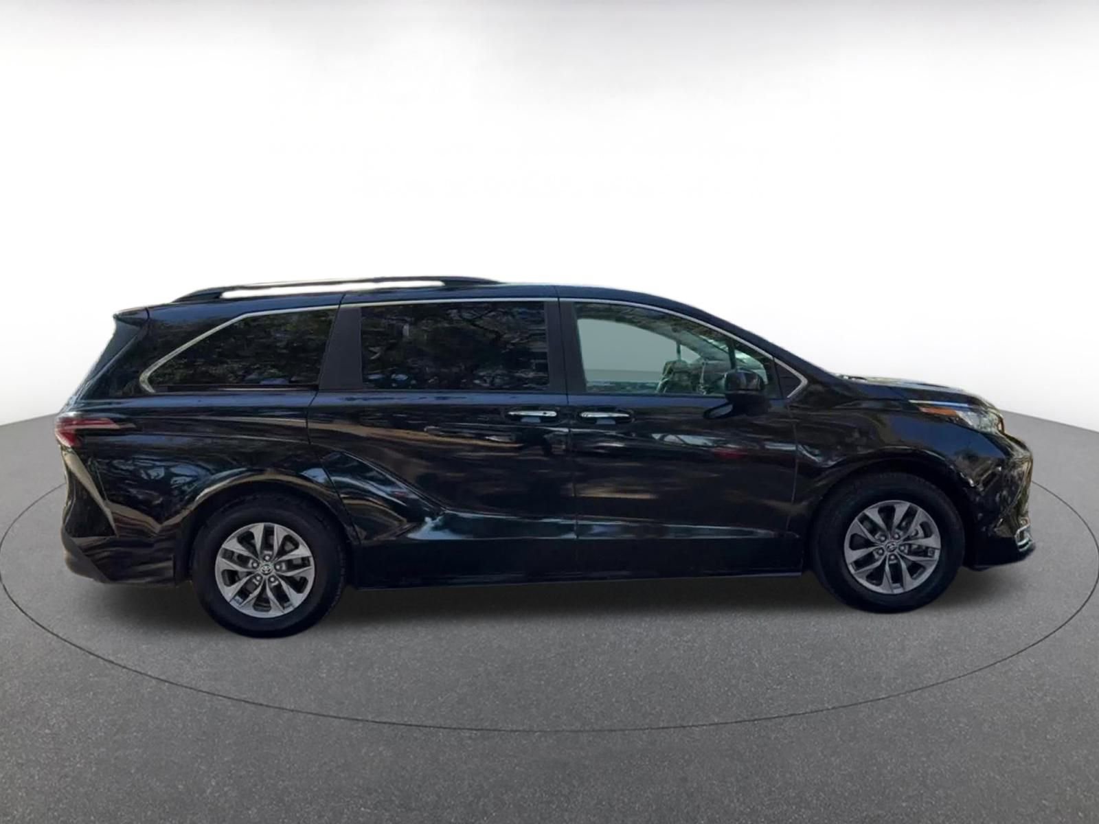 Used 2023 Toyota Sienna XLE image 16
