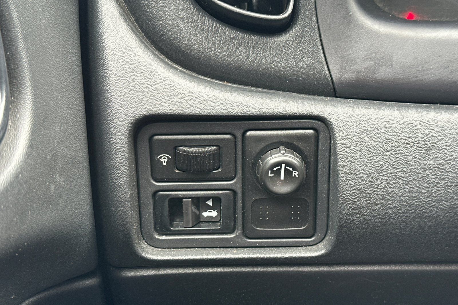Used 2006 Nissan Sentra SE-R w/ (J01) Sunroof Pkg FWD image 26