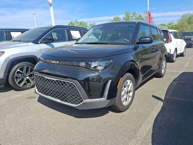 Used 2025 Kia Soul LX w/ LX Technology Package FWD image 2
