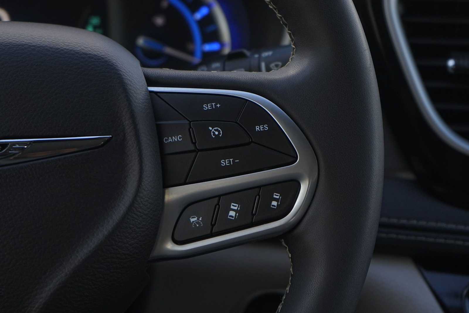 Used 2024 Chrysler Pacifica Limited FWD image 18