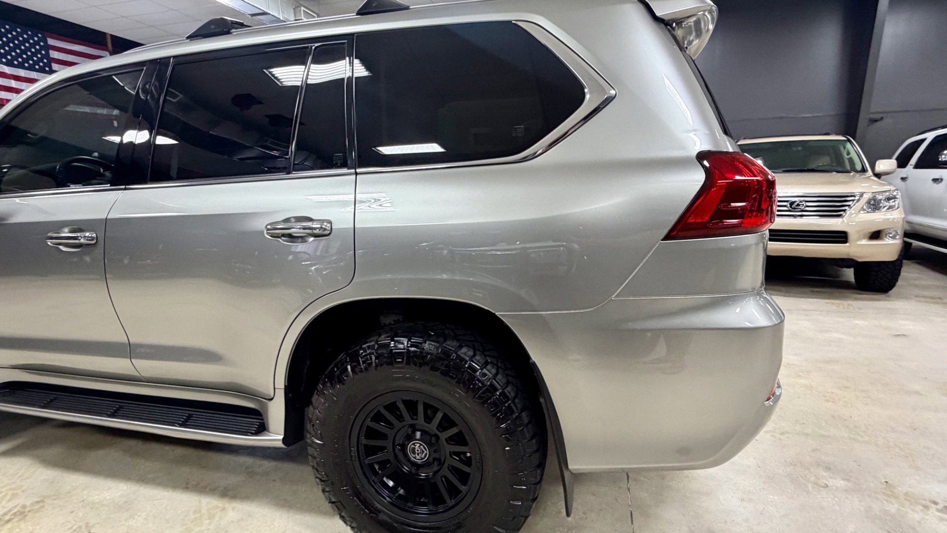 Used 2018 Lexus LX 570 4WD w/ Luxury Package image 16