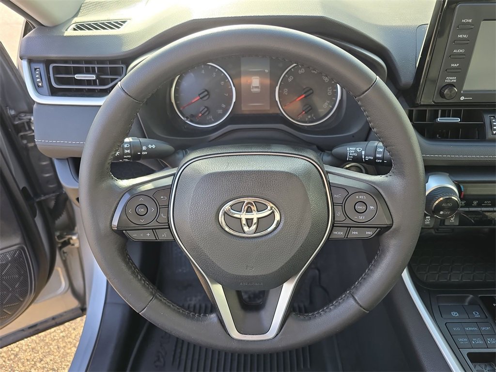 Used 2022 Toyota RAV4 XLE Premium image 11