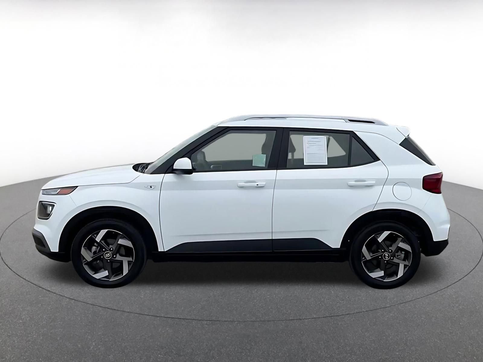 Used 2025 Hyundai Venue SEL image 9