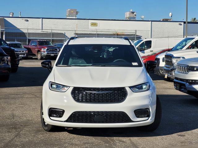 New 2026 Chrysler Pacifica Select w/ S Appearance Package image 2