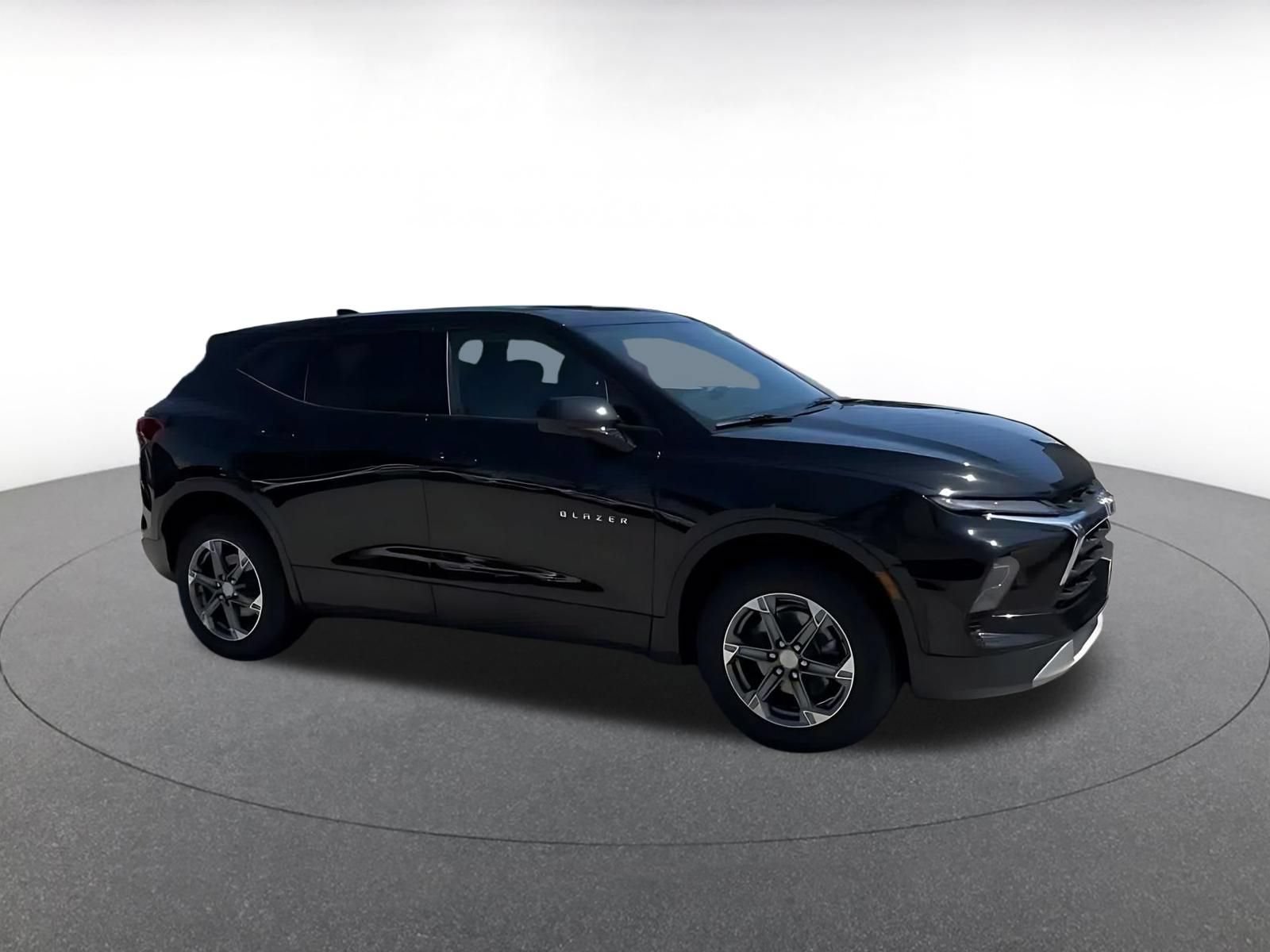 Used 2025 Chevrolet Blazer LT FWD image 2