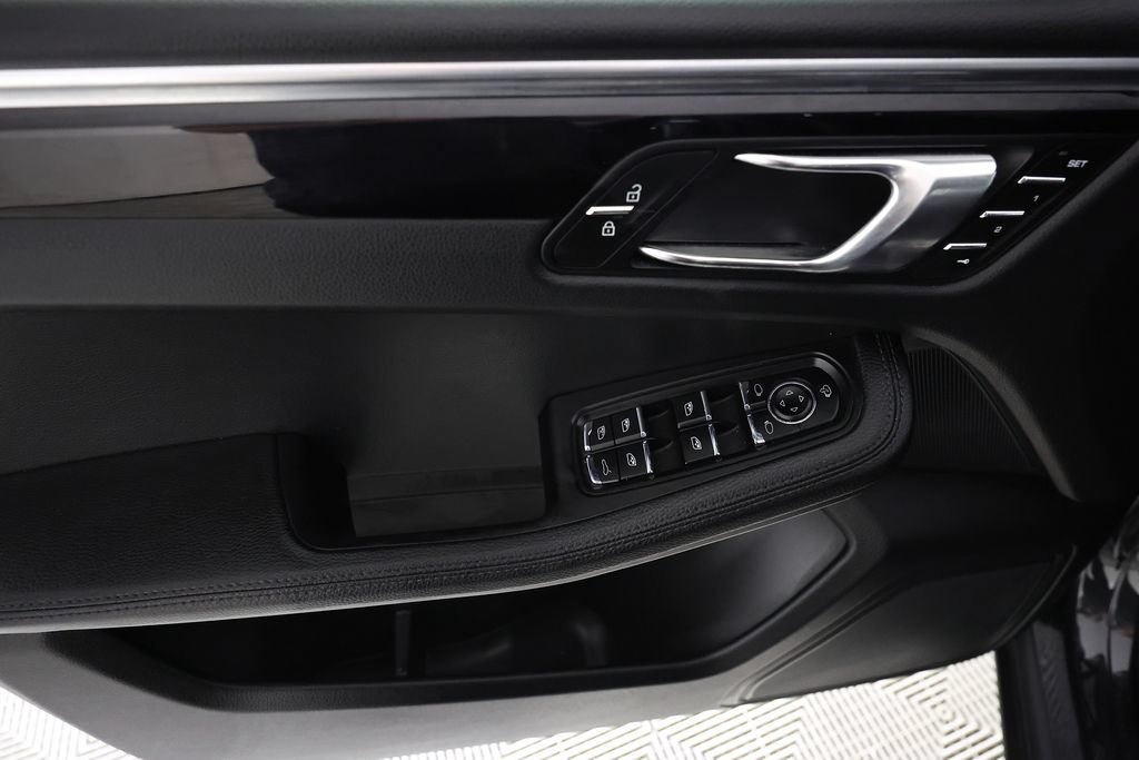 Used 2023 Porsche Macan AWD/4WD image 18
