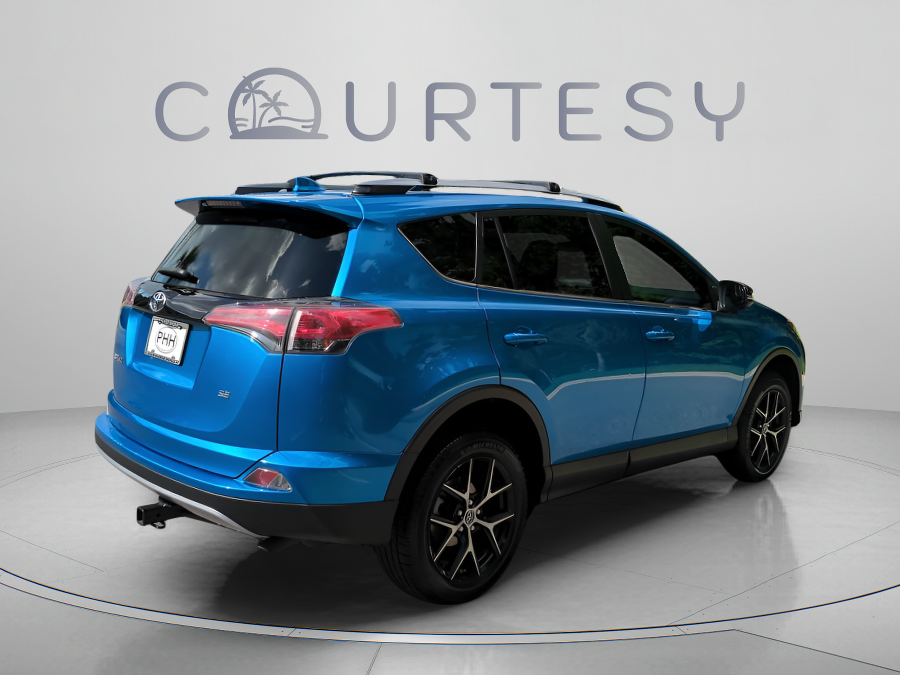 Used 2018 Toyota RAV4 SE w/ Cargo Management Package FWD image 7