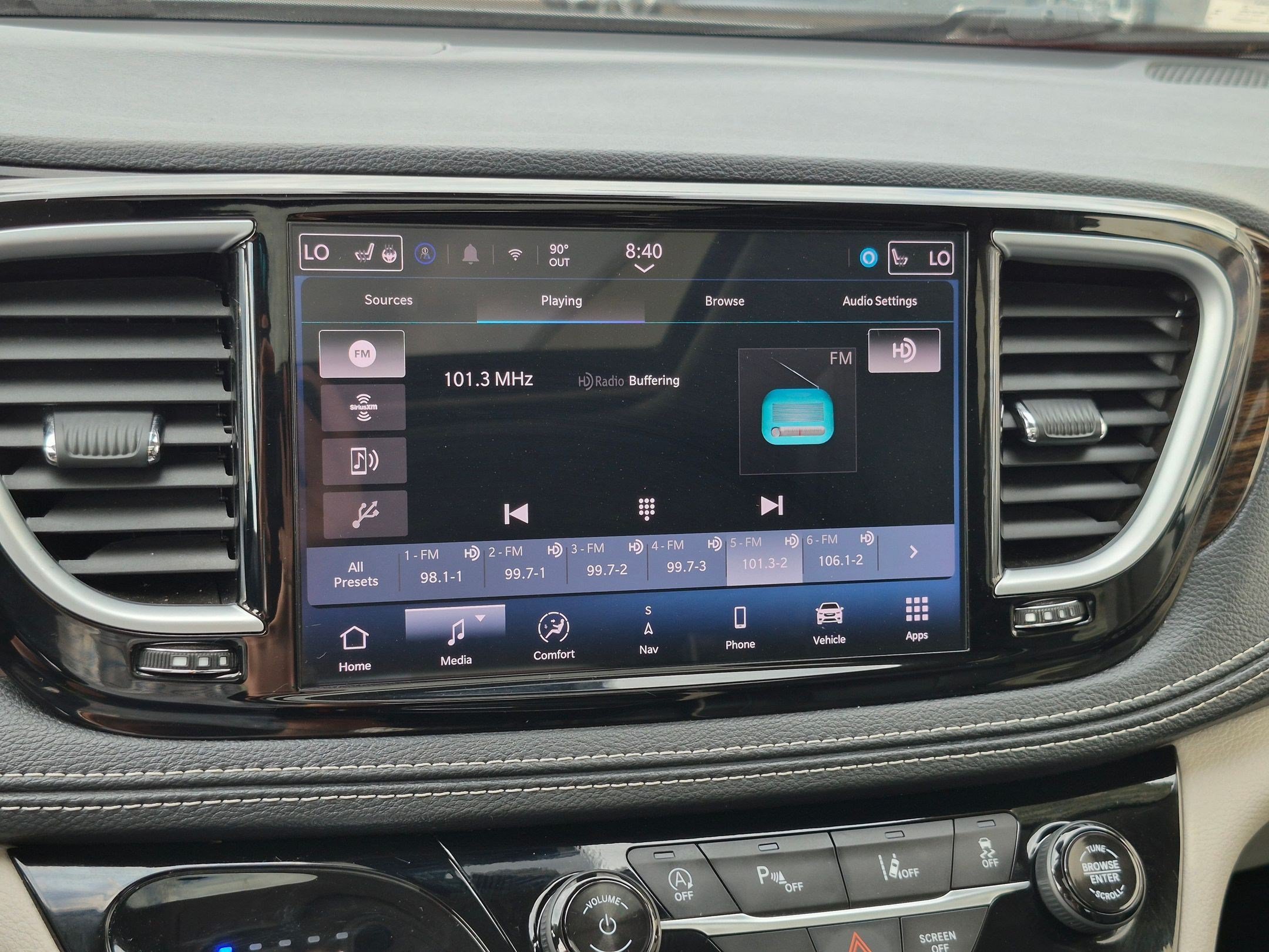 Used 2024 Chrysler Pacifica Limited FWD image 26