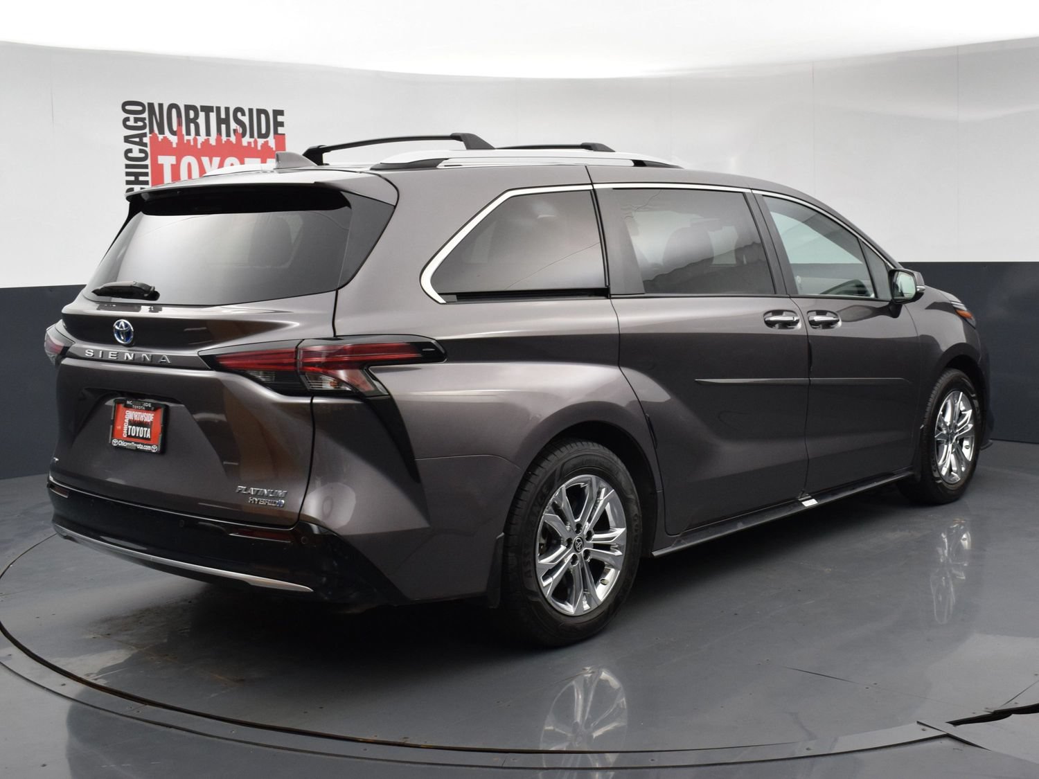 Used 2024 Toyota Sienna Platinum AWD/4WD image 4