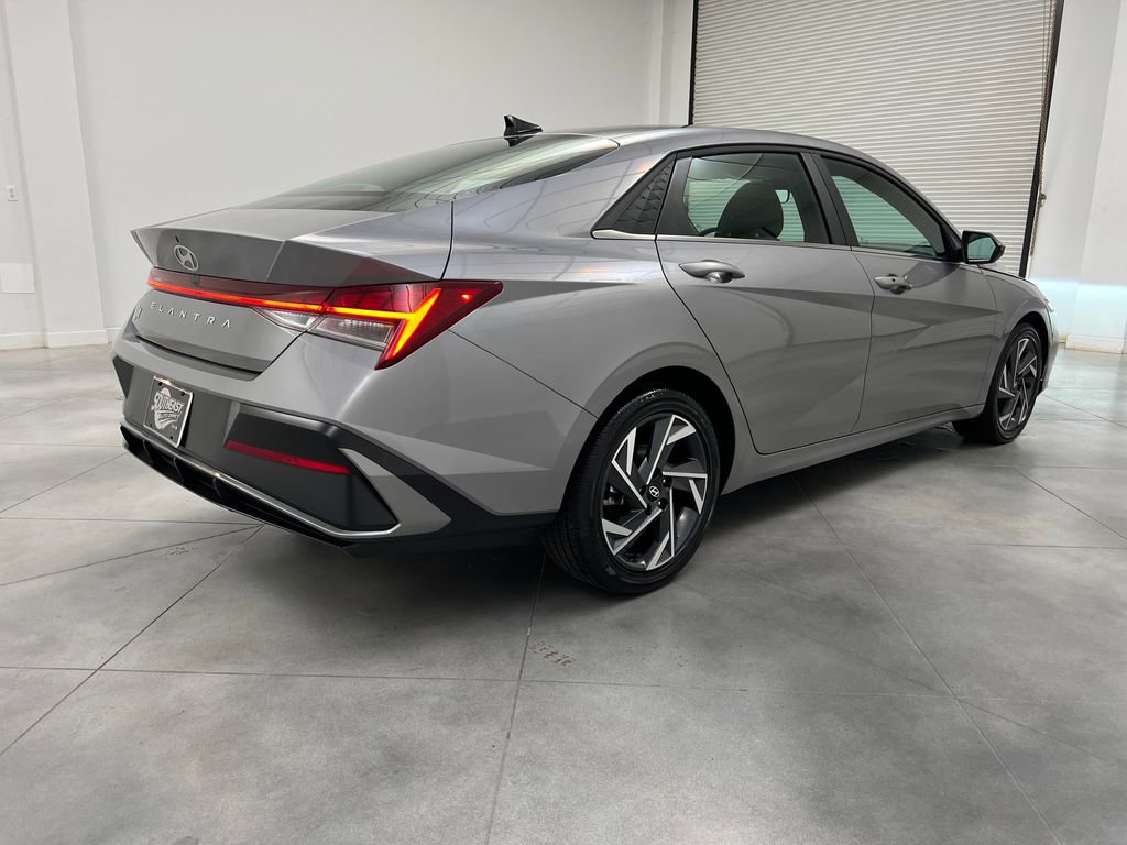 Used 2025 Hyundai Elantra SEL image 7