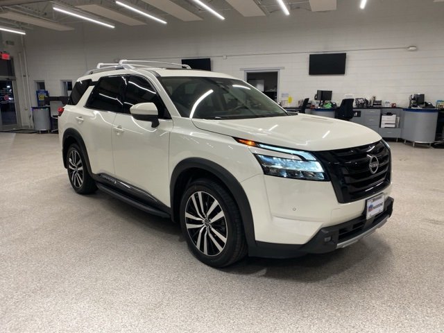 Used 2024 Nissan Pathfinder Platinum image 3