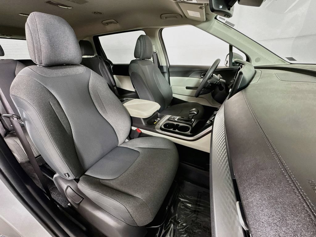 Used 2023 Kia Carnival LX w/ Paint Protection Package FWD image 27