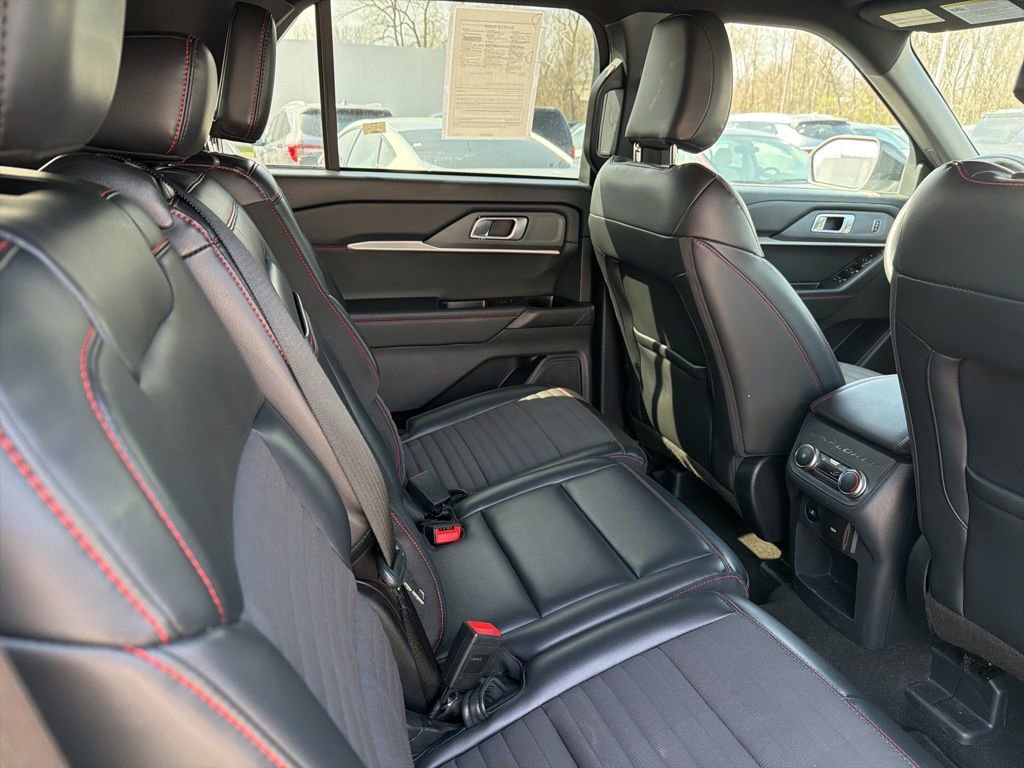 Used 2025 Ford Explorer ST-Line w/ ST-Line Street Pack image 13