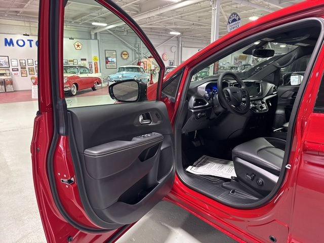 New 2026 Chrysler Pacifica Select AWD/4WD image 13