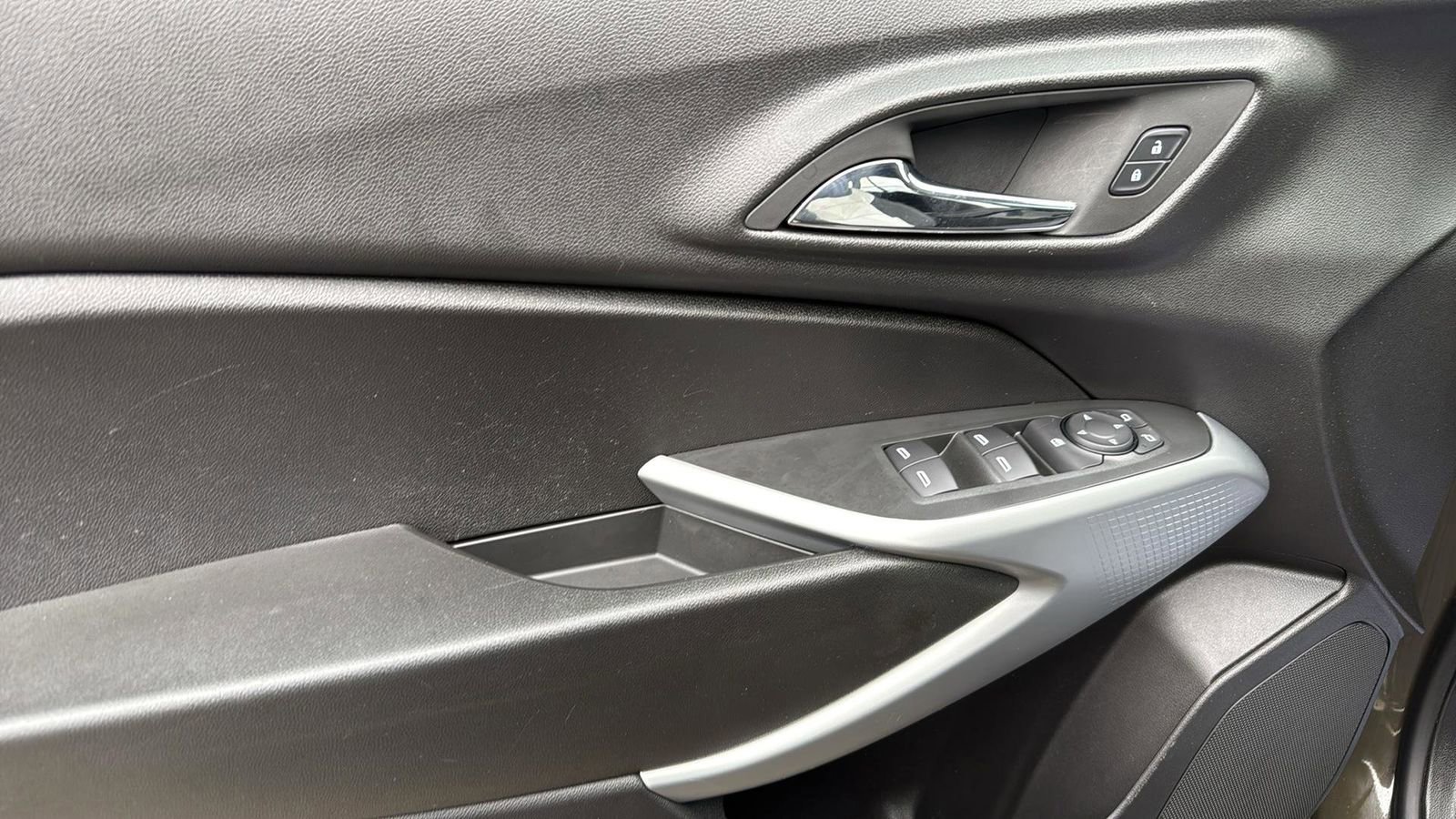 Used 2024 Chevrolet Trax LS w/ LS Convenience Package image 12