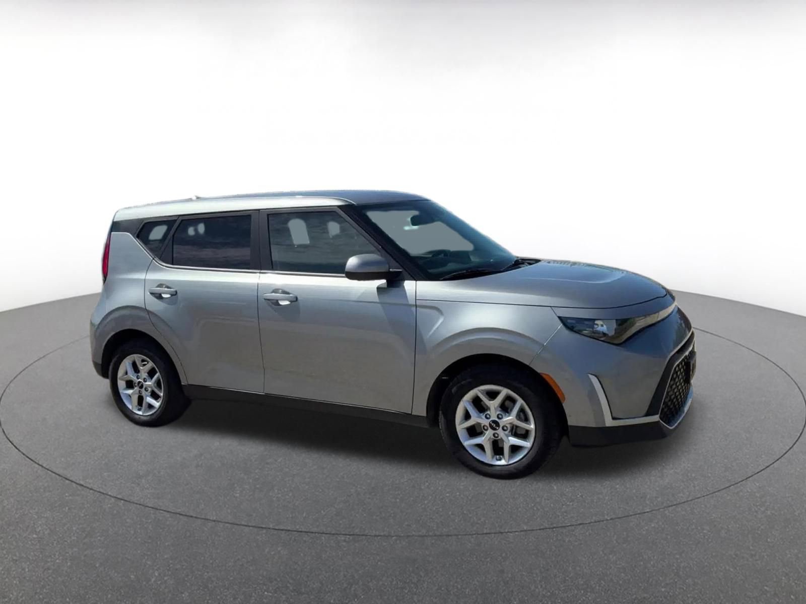Used 2025 Kia Soul LX w/ LX Technology Package image 2