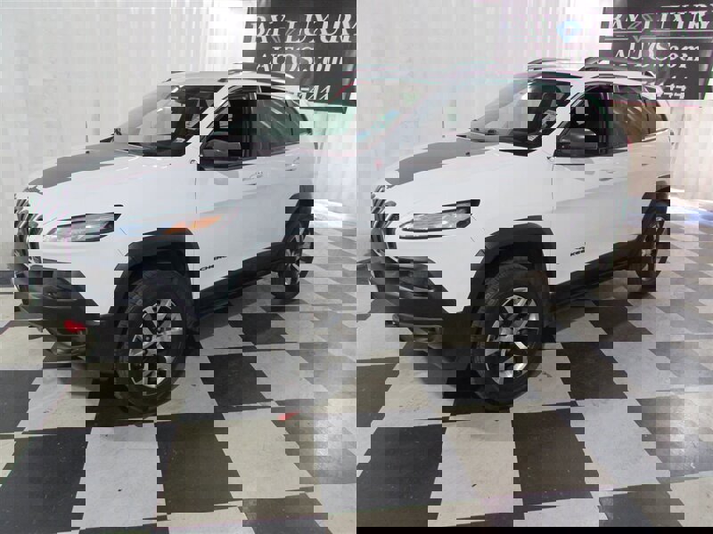 Used 2018 Jeep Cherokee Trailhawk image 5