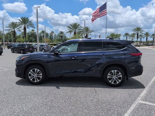 Used 2022 Toyota Highlander XLE AWD/4WD image 7