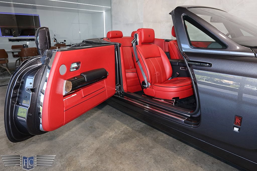 Used 2017 Rolls-Royce Phantom Drophead Coupe RWD image 13