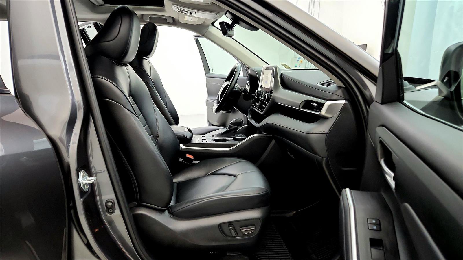 Certified 2023 Toyota Highlander XLE image 29