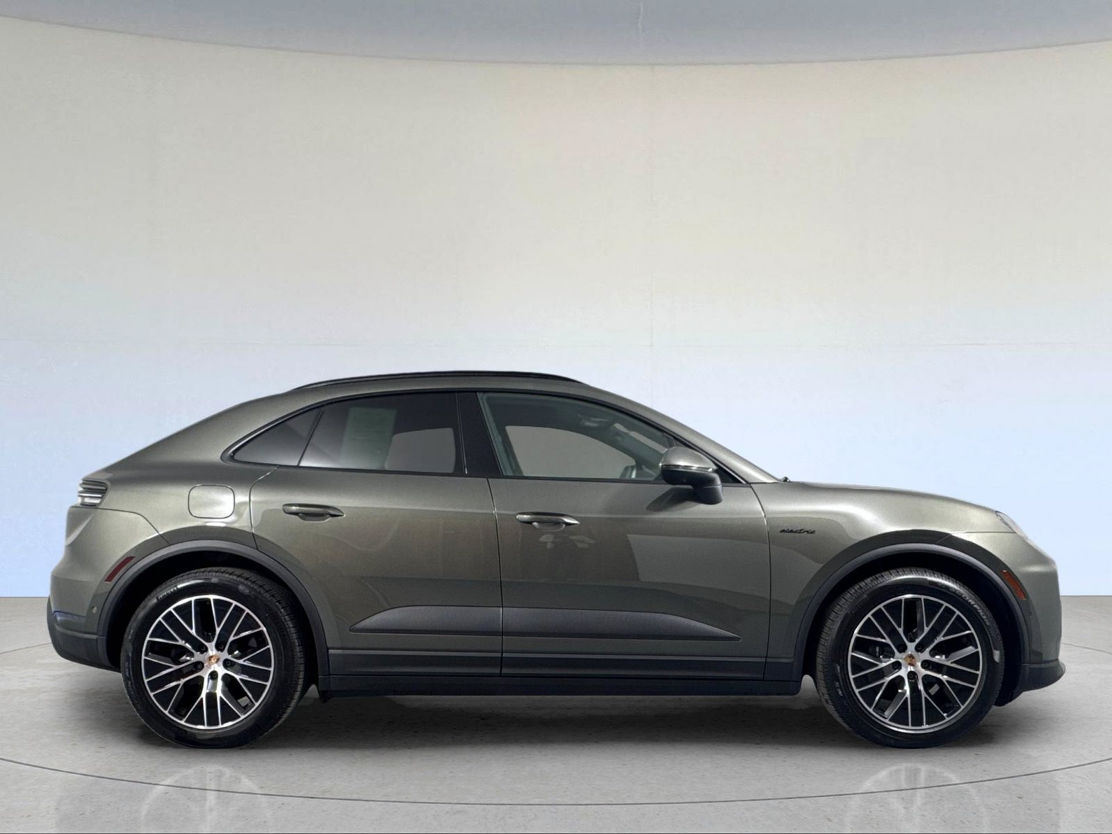 Certified 2025 Porsche Macan 4 Electric AWD/4WD image 9