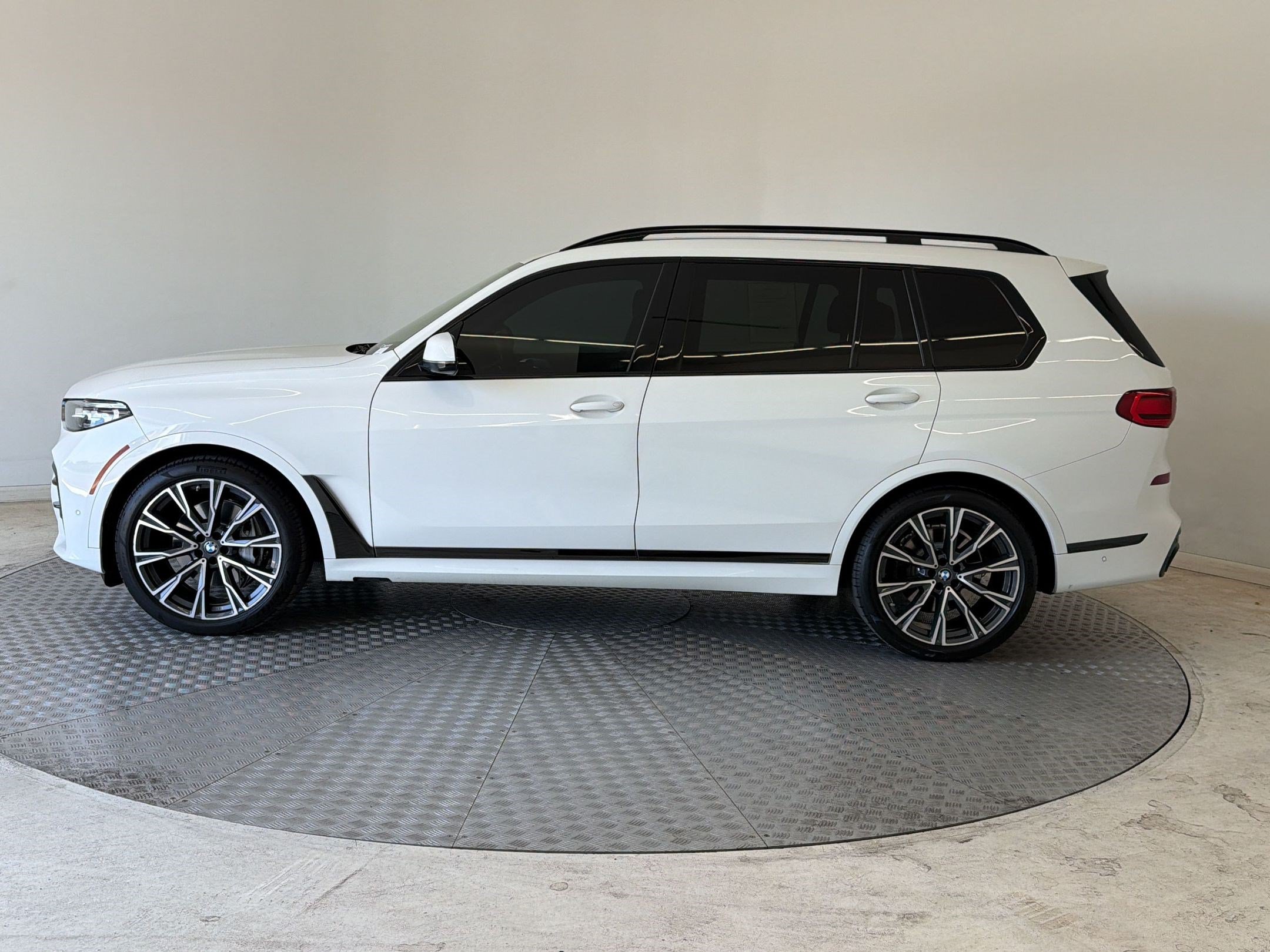 Used 2021 BMW X7 xDrive40i w/ M Sport Package AWD/4WD image 2