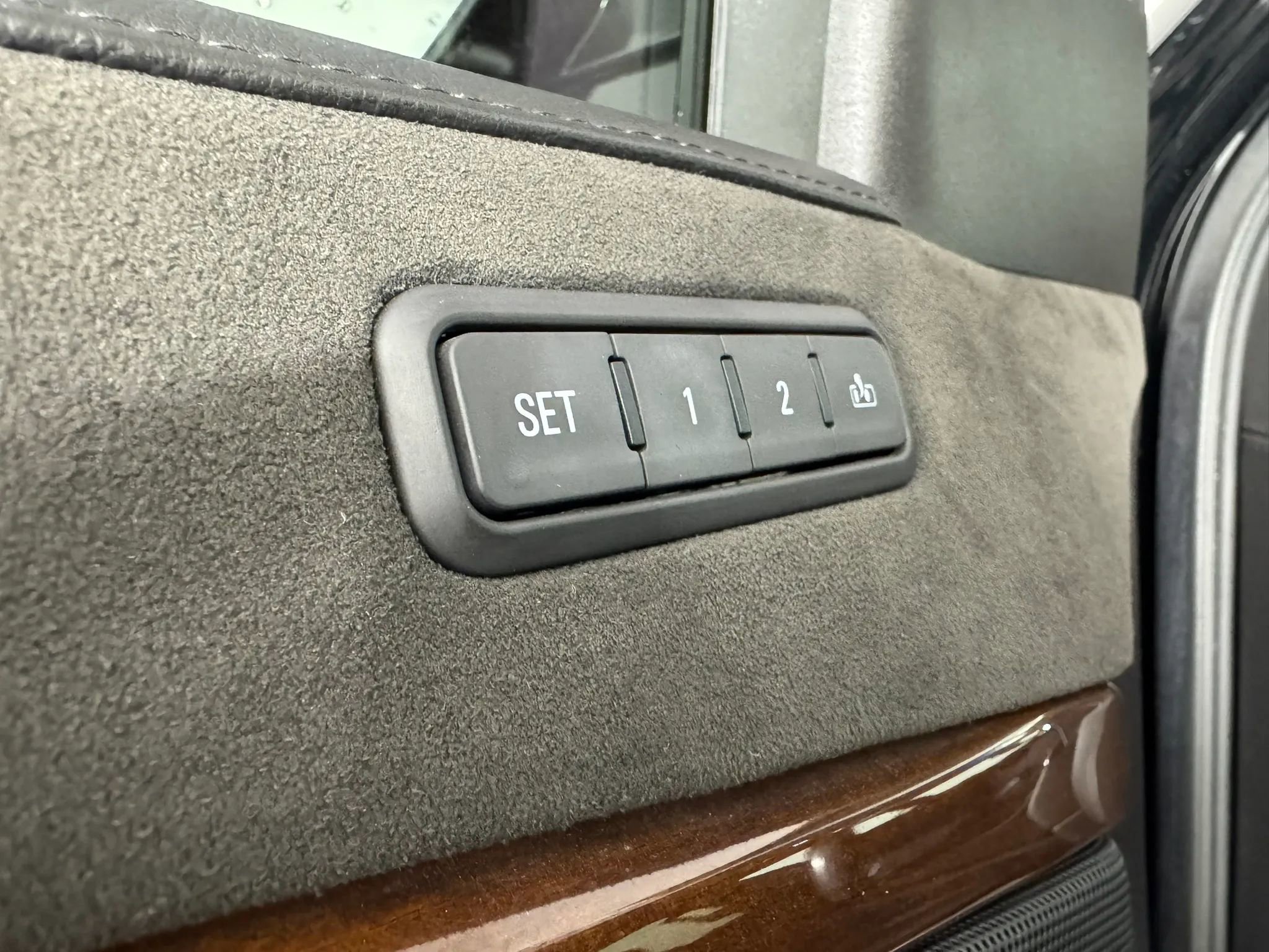 Used 2018 Cadillac Escalade Premium Luxury image 48