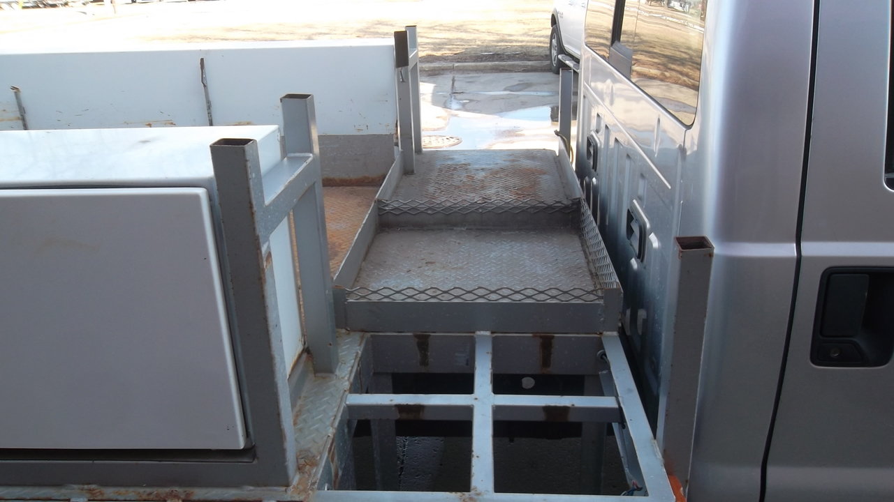 Used 2010 Ford F550 2WD Regular Cab Super Duty image 7