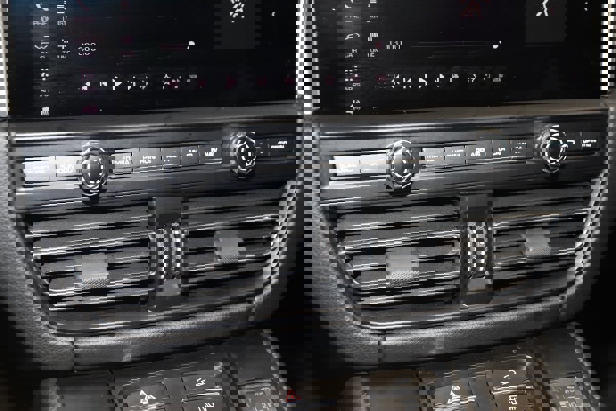 Used 2020 Porsche Macan image 32