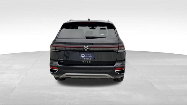 Certified 2025 Volkswagen Taos SE image 4