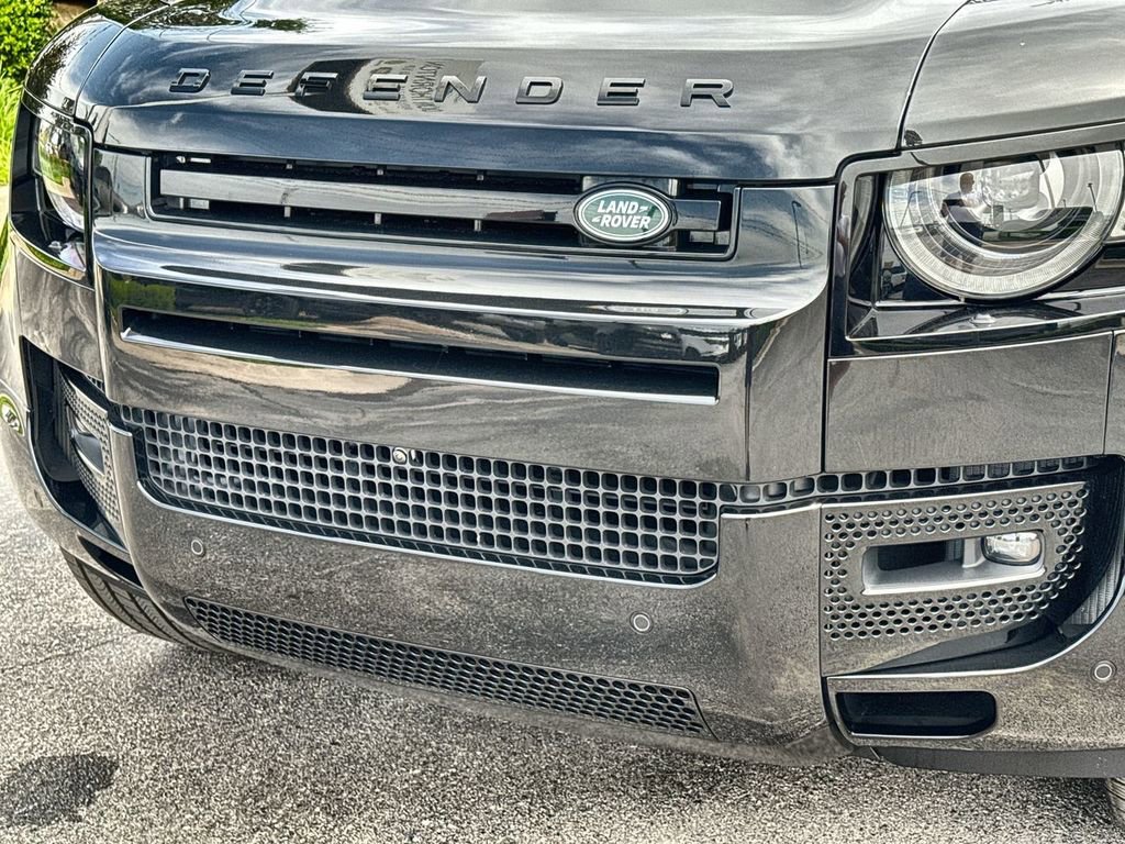 Used 2025 Land Rover Defender 130 X-Dynamic SE image 9