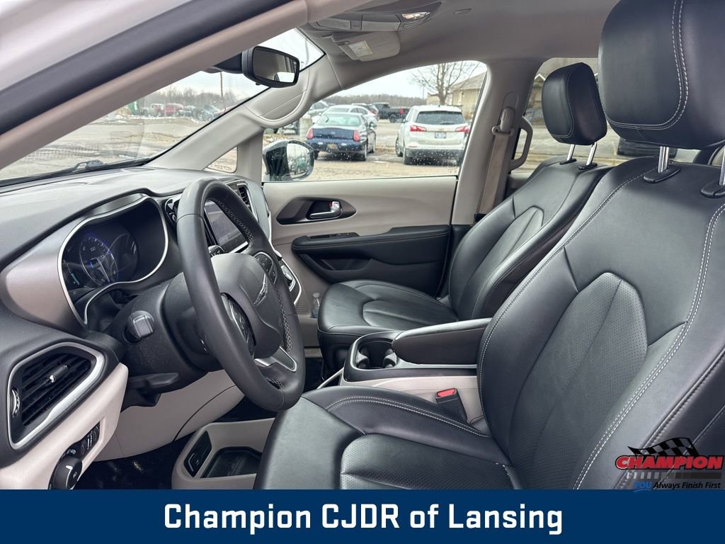 Used 2024 Chrysler Pacifica Touring-L image 18