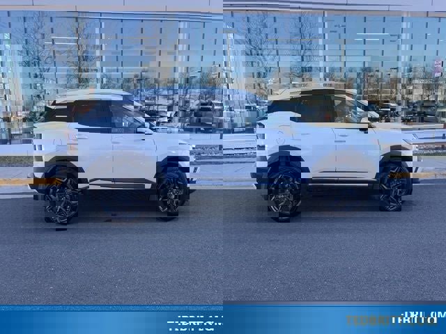 Used 2025 Nissan Kicks SR image 9