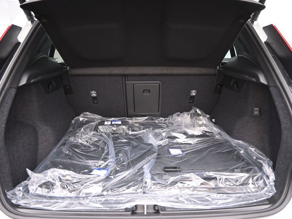 New 2025 Volvo XC40 B5 Plus w/ Protection Package Premier image 25