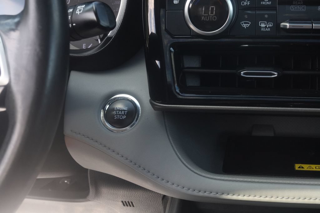 Used 2023 Toyota Highlander XLE AWD/4WD image 11